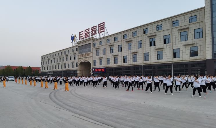 勝管曹縣運(yùn)營中心為弘揚(yáng)全民健身運(yùn)動，竟組建了一支“400人舞團(tuán)”